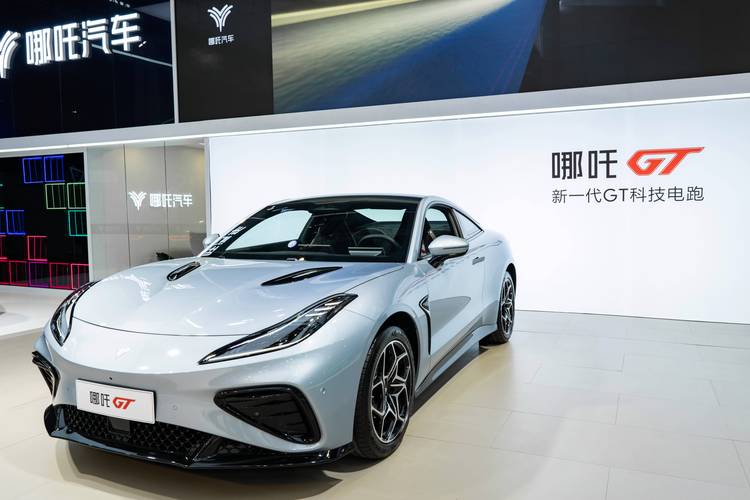 成都151哪吒汽车在智能汽车领域的表现，领途汽车在新能源汽车市场中的影响力